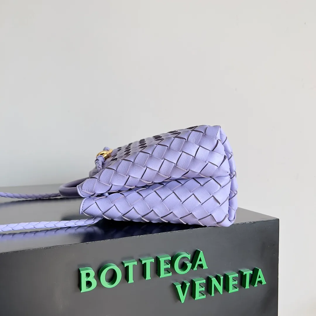 BV 1960 BV Lin Xinru, Ken Dou, Zhou Yutong, Zhu Zhu and other similar models, Andiamo Italian Let'go's new horizontal version design is more refined and elegant. The horizontal version presents a light and fashionable feeling that is more suitable for the body shape of Asian girls. The actual upper body is really awesome! Practicality and elegance coexist! 🉑️Carry it by hand, shoulder or crossbody, the law of true fragrance🥳 Style number: 754990 Size: 29*10*18